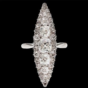 RING, 18K vitguld, antikslipade diamanter ca 2.7 ct. Wahlberg, Gävle 1955. Storlek 16.5. Vikt 7,4 g.