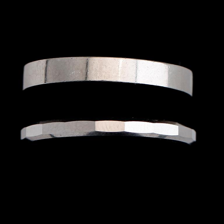 RINGAR, 2 st, 18 k vitguld, svenska stämplar 1958 och 1966. Vikt ca 8 g.