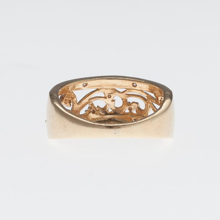 RING, 14K guld, små diamanter, tot. ca 0,10 ct. Vikt 3,1 g.