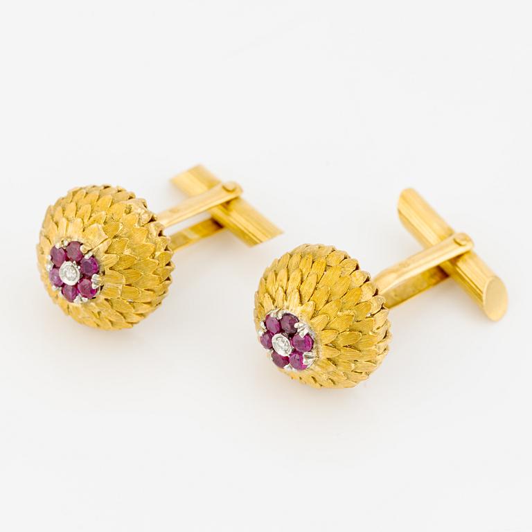 Ett par manschettknappar 18K guld med åttkantslipade diamanter samt rubiner.