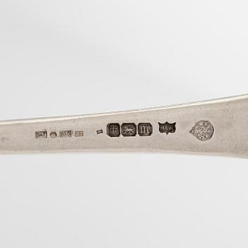 Fiskspade och fruktskedar, 2 st, sterlingsilver, London 1833 och 1788 och Sheffield 1904..