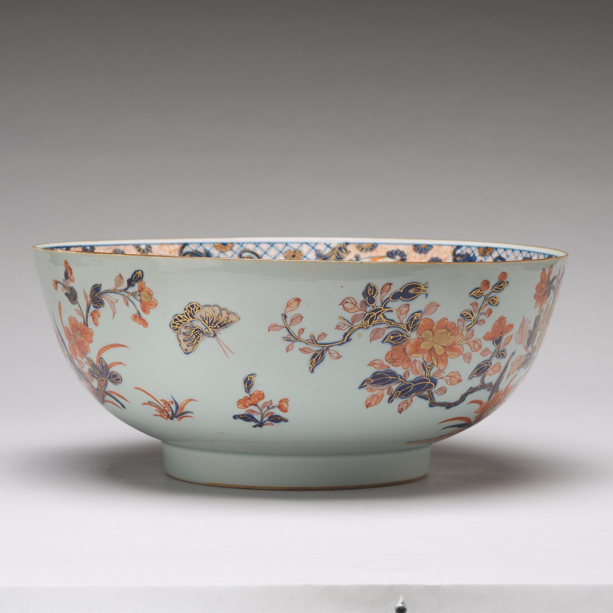 PRAKTBÅLSKÅL, porslin. Qingdynastin, 1700-tal.