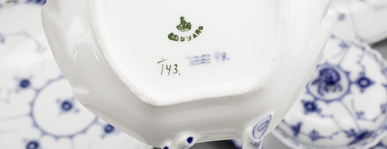 SERVISDELAR, 61 delar, "Musselmalet", Royal Copenhagen, flertal delar omkring sekelskiftet 1900.