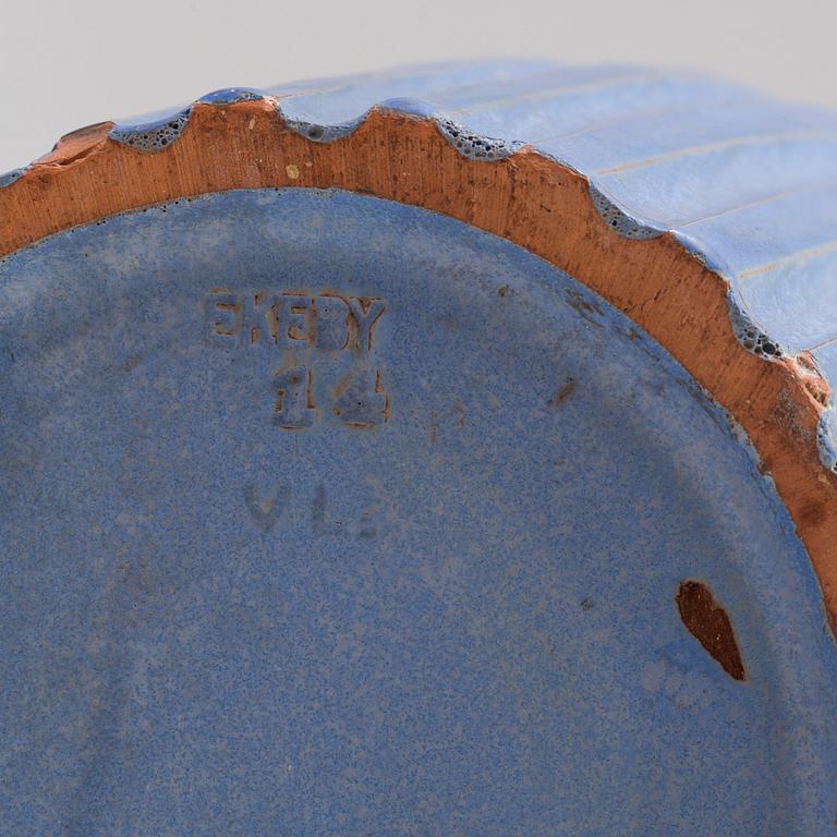 VICKE LINDSTRAND, golvvas, lergods, för Uppsala Ekeby, omkring 1900-talets mitt.