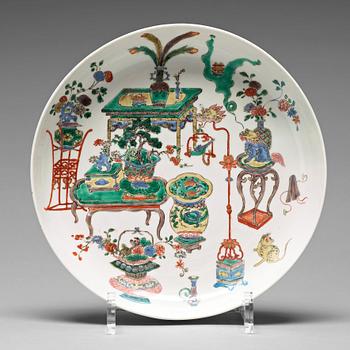 644. A famille verte dish, Qing dynasty, Kangxi (1662-1722).