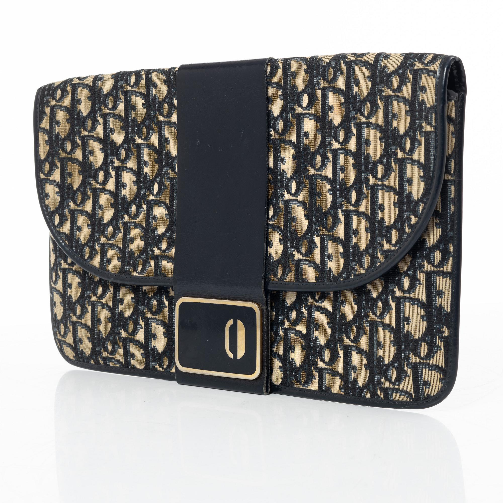 Christian Dior, Translation: "clutch, vintage".