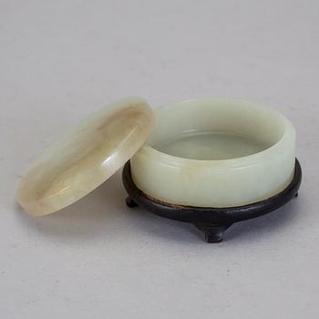 DOSA MED LOCK, nefrit, sent 1800-tal.