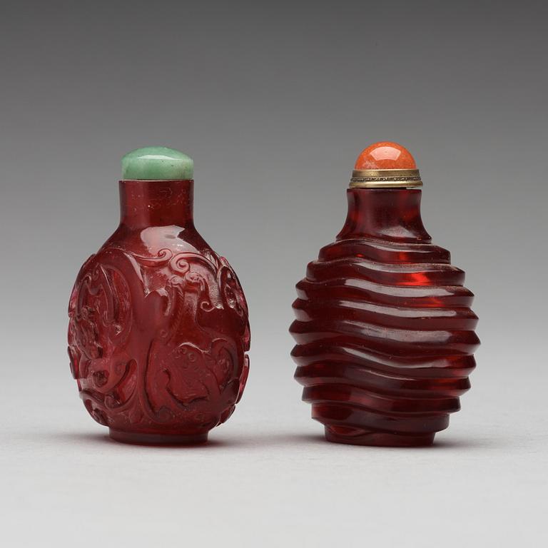 SNUSFLASKOR, två stycken, pekingglas. Kina, 1900-tal.