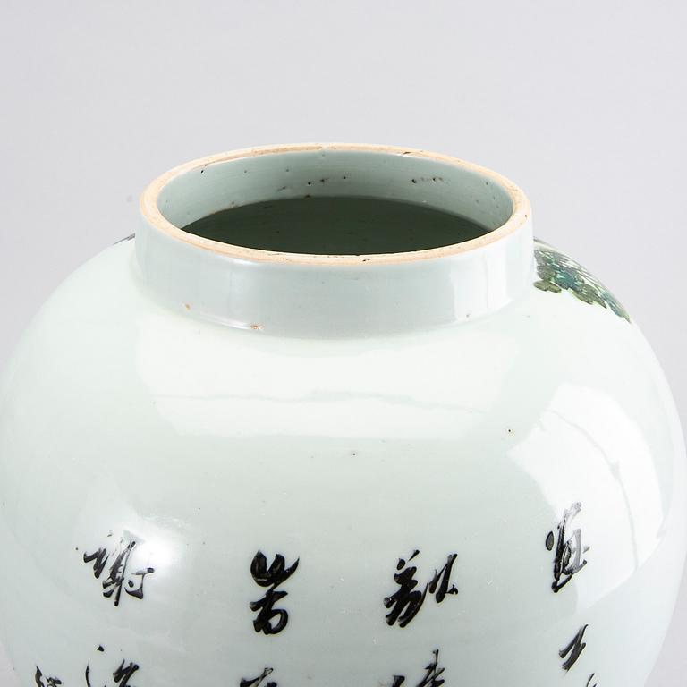 A Chinese porcelain jar with cover, 20th century.