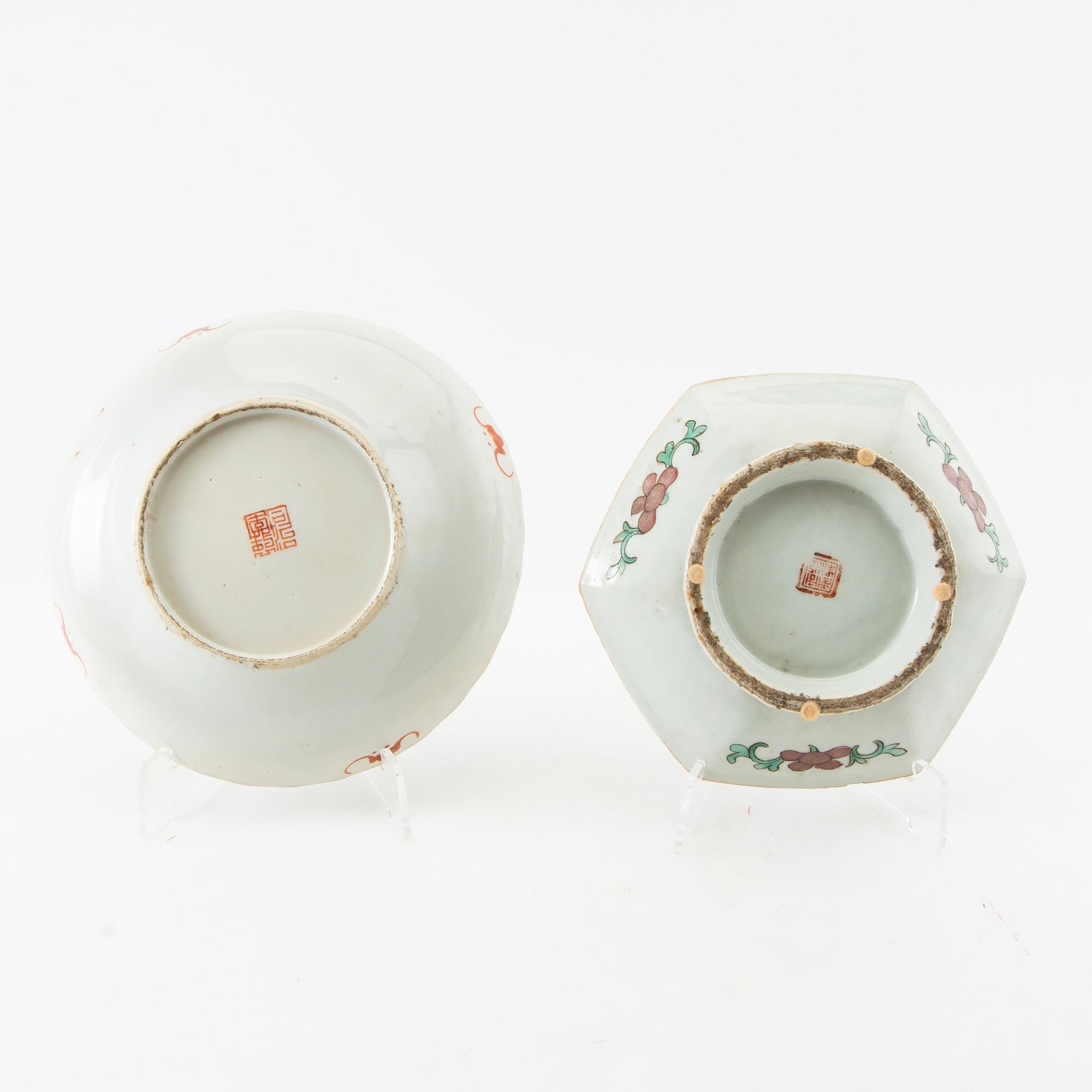 Skålfat, två stycken, porslin. Sen Qingdynasti.