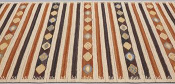 Barbro Nilsson, A RUNNER, "Enbär", flat weave, ca 273 x 89,5 cm, signerad AB MMF BN.