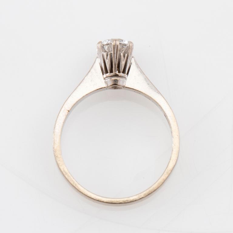 Solitaire ring in 18K white gold with a round brilliant-cut diamond.