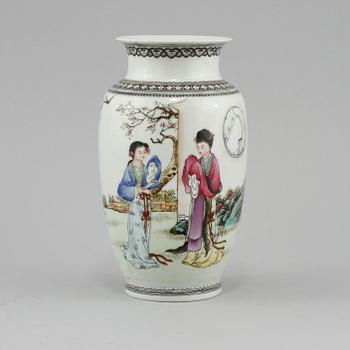 VAS, porslin, Kina, 1900-tal.