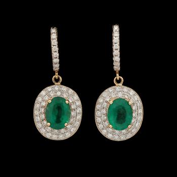 26. A pair of emerald earrings, tot. 3.66 cts, set with brilliant cut diamonds, tot. 1.36 cts.