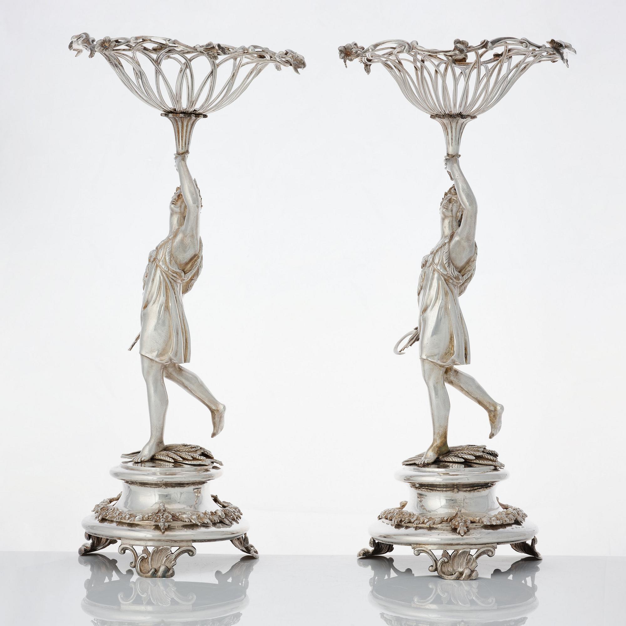 Gustaf Möllenborg, praktskålar, ett par lika, silver, Stockholm 1832. Nyrokoko.