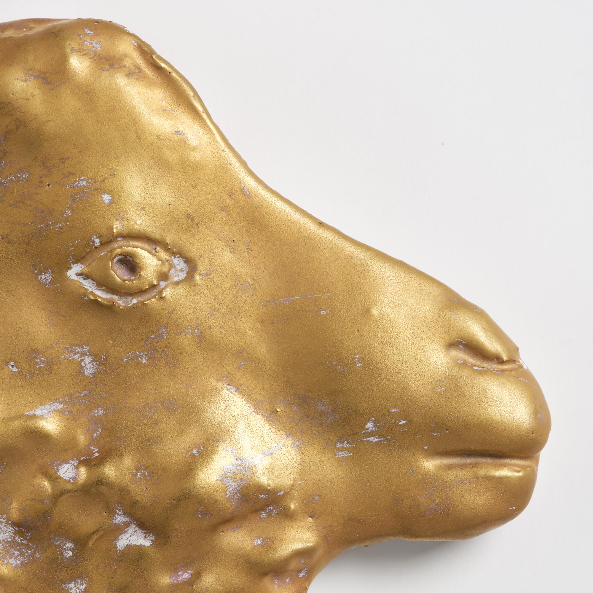 Hertha Hillfon, väggrelief.