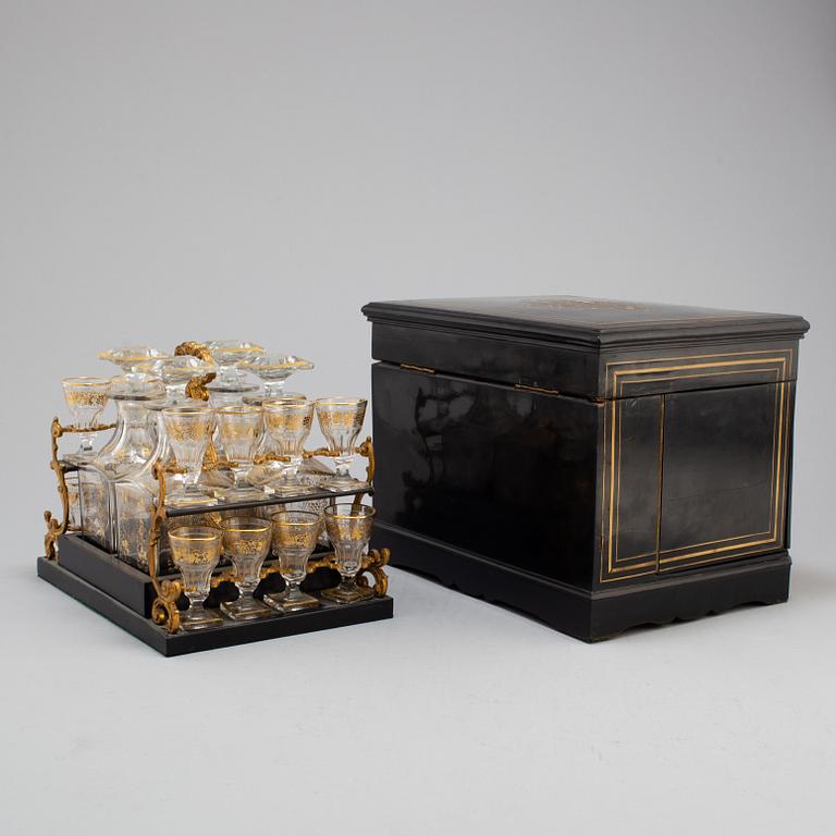 A liquor casket set, late 19th century.