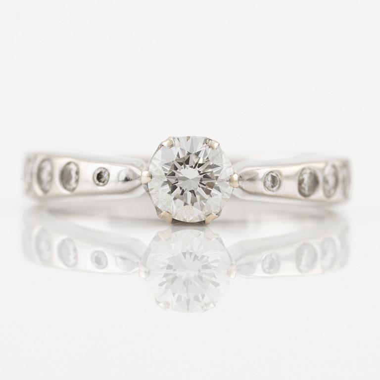 Ring in 18K white gold with brilliant-cut diamond.