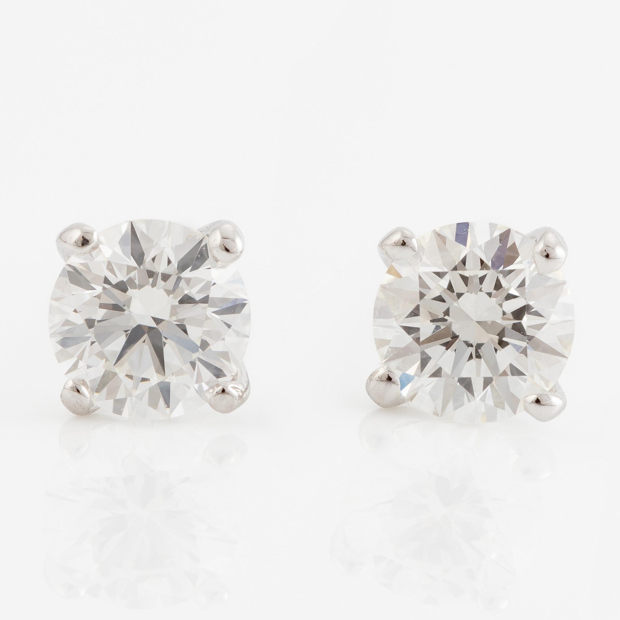 Earrings 18K white gold set with brilliant-cut diamonds accompanied by GIA dossier.