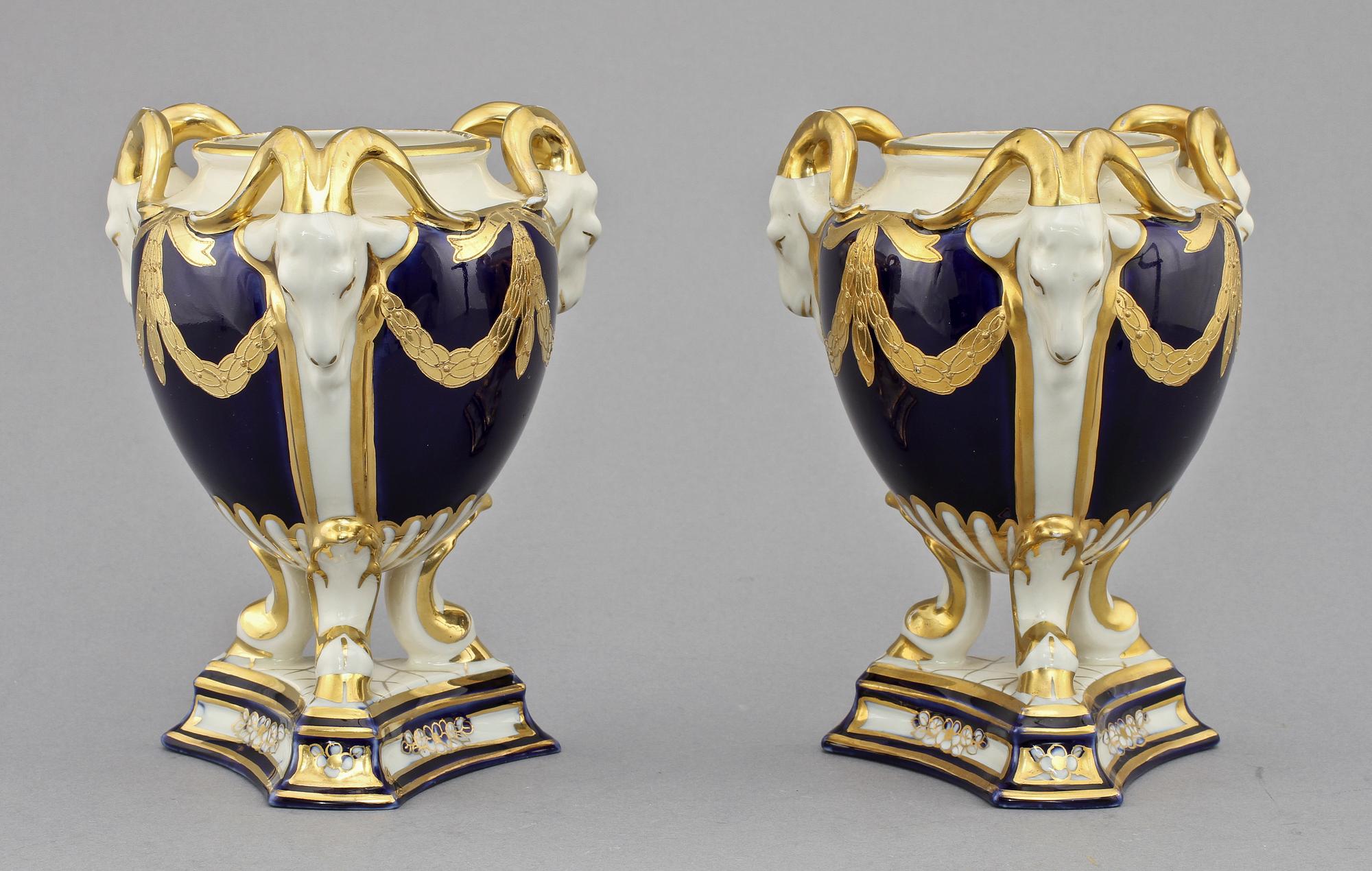 URNOR, ett par, porslin, Royal Dux, Tyskland, 1900-tal.