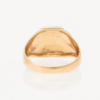An 18K white, rosé and red gold ring.