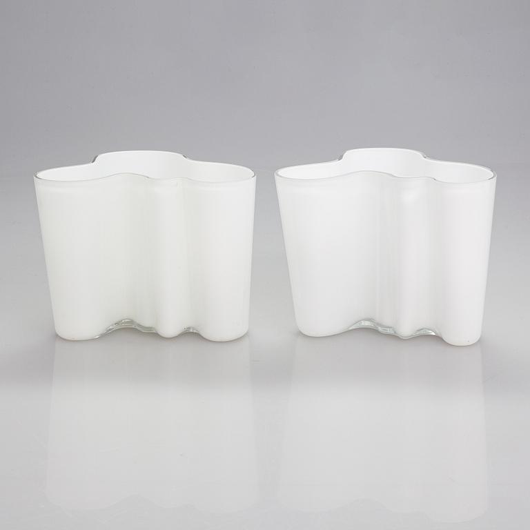 Alvar Aalto, vaser, 2 st, modell 3030, signerade Alvar AAlto.