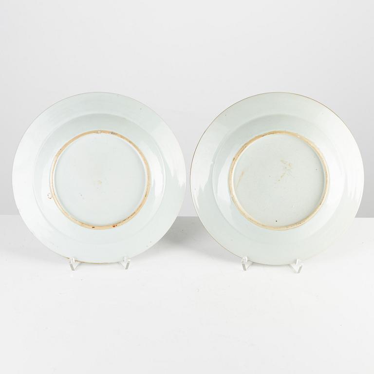 A pair of Chinese export famille rose porcelain plates, Qing dynasty, Qianlong (1736-95).