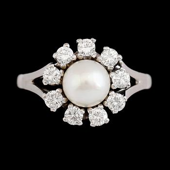 RING, 18 k guld, 9 briljantslipade diamanter tot ca 0.72 ct, odlad pärla, svenska stämplar RGW, 1961.