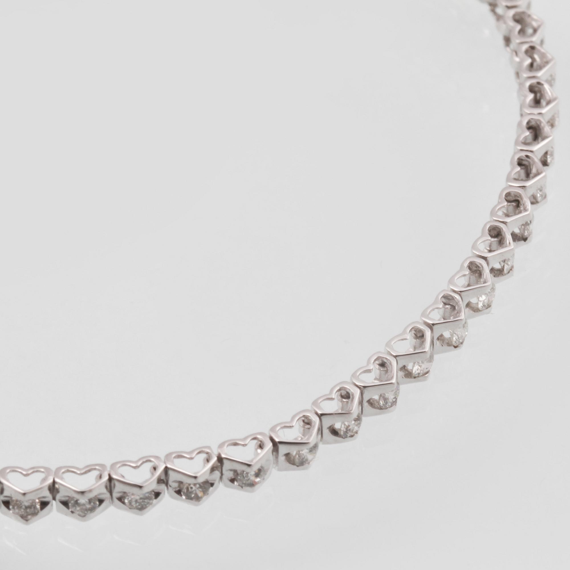 ARMBAND, 18K vitguld med 51 briljantslipade diamanter ca 0.94 ct. Vikt 4,7 gram.