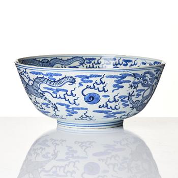 Skål, porslin. Qingdynastin, med Xuandes märke.