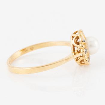 Ring, 18K gold with a pearl and small diamonds.