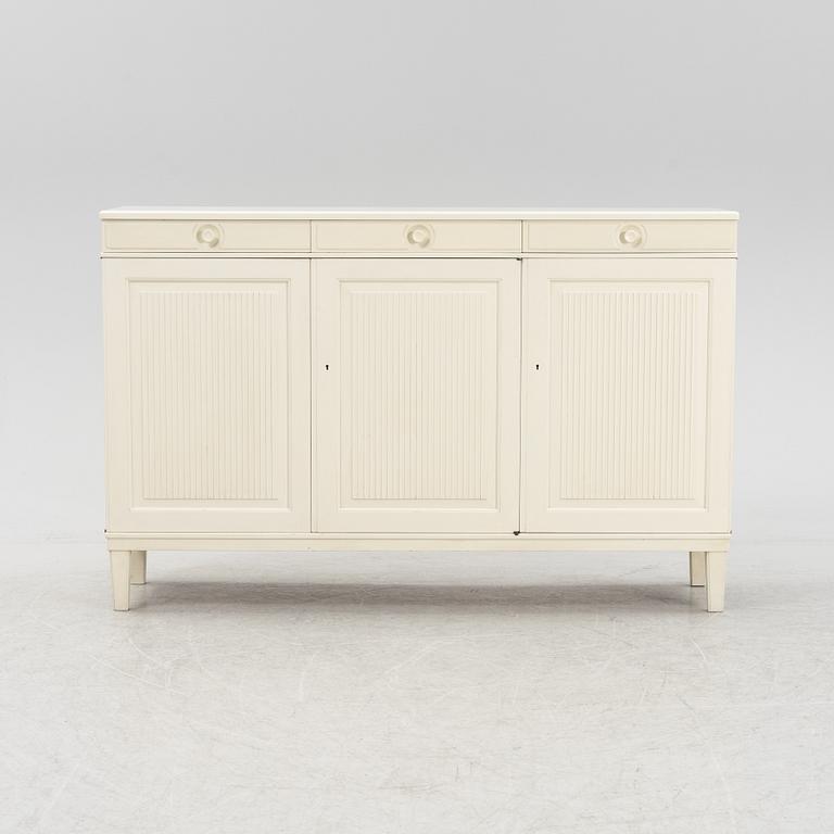 Carl Malmsten, skänk, "Herrgården" Bodafors möbelfabrik, 1900-talets andra hälft.