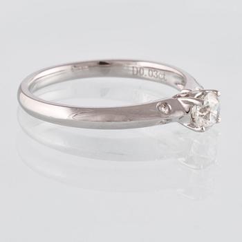RING, 18K vitguld med briljantslipad diamant 0.38 ct samt 4 små briljantslipade diamanter ca 0.03 ct. Vikt 2,8 gram.