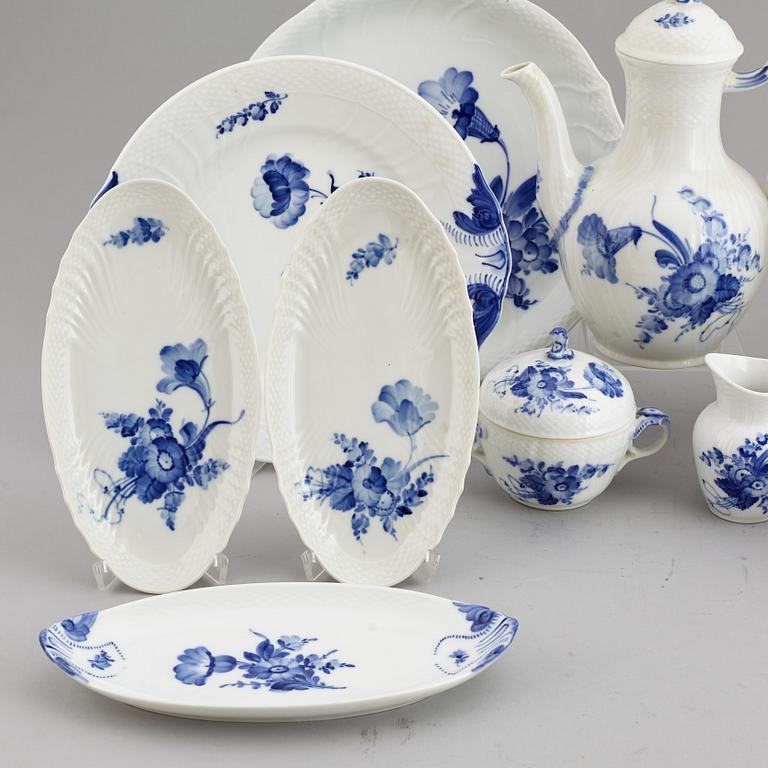 KAFFESERVIS, 33 delar, porslin, "Blå blomst", Royal Copenhagen, Danmark.
