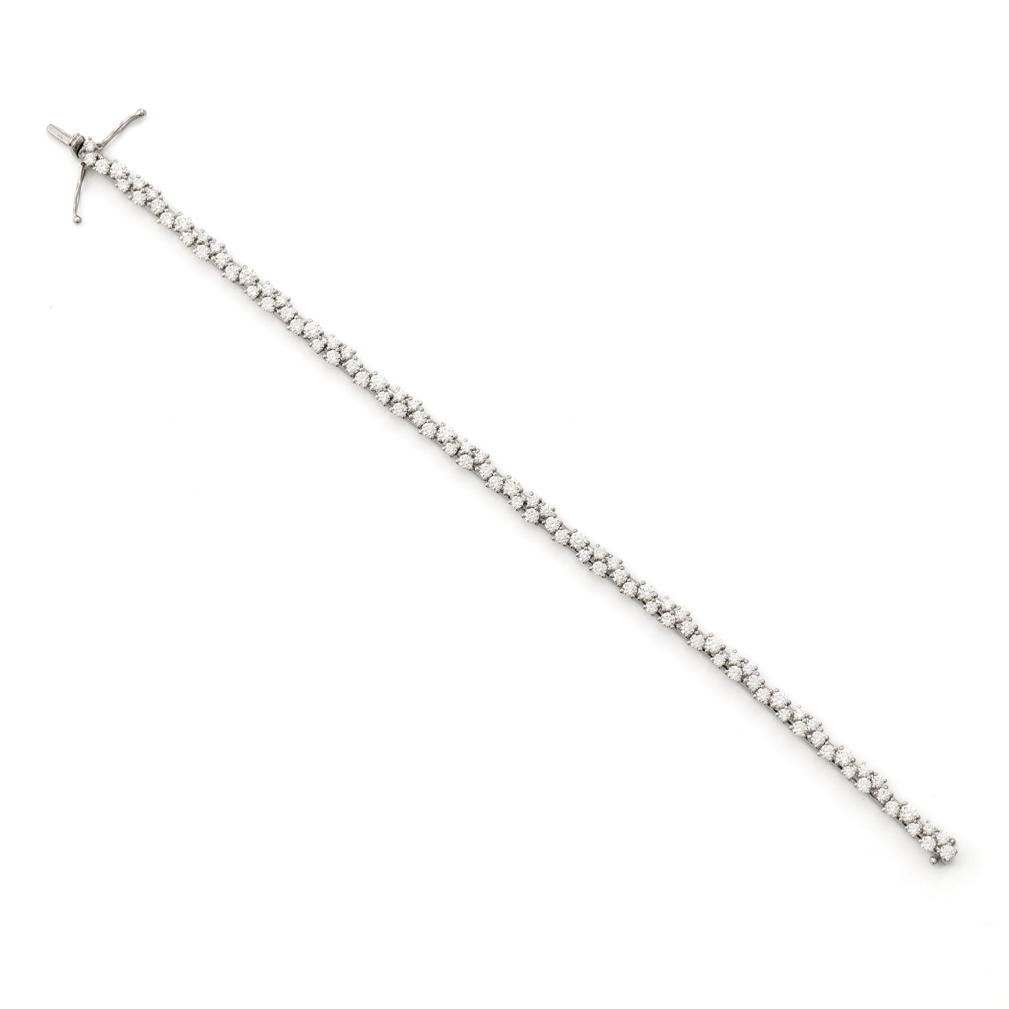 Bracelet 14K gold with round brilliant-cut diamonds.