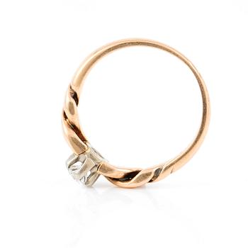 RING, 18 k guld, med briljantslipad diamant, ca 0,21 ct. Totalvikt ca 5 gram.