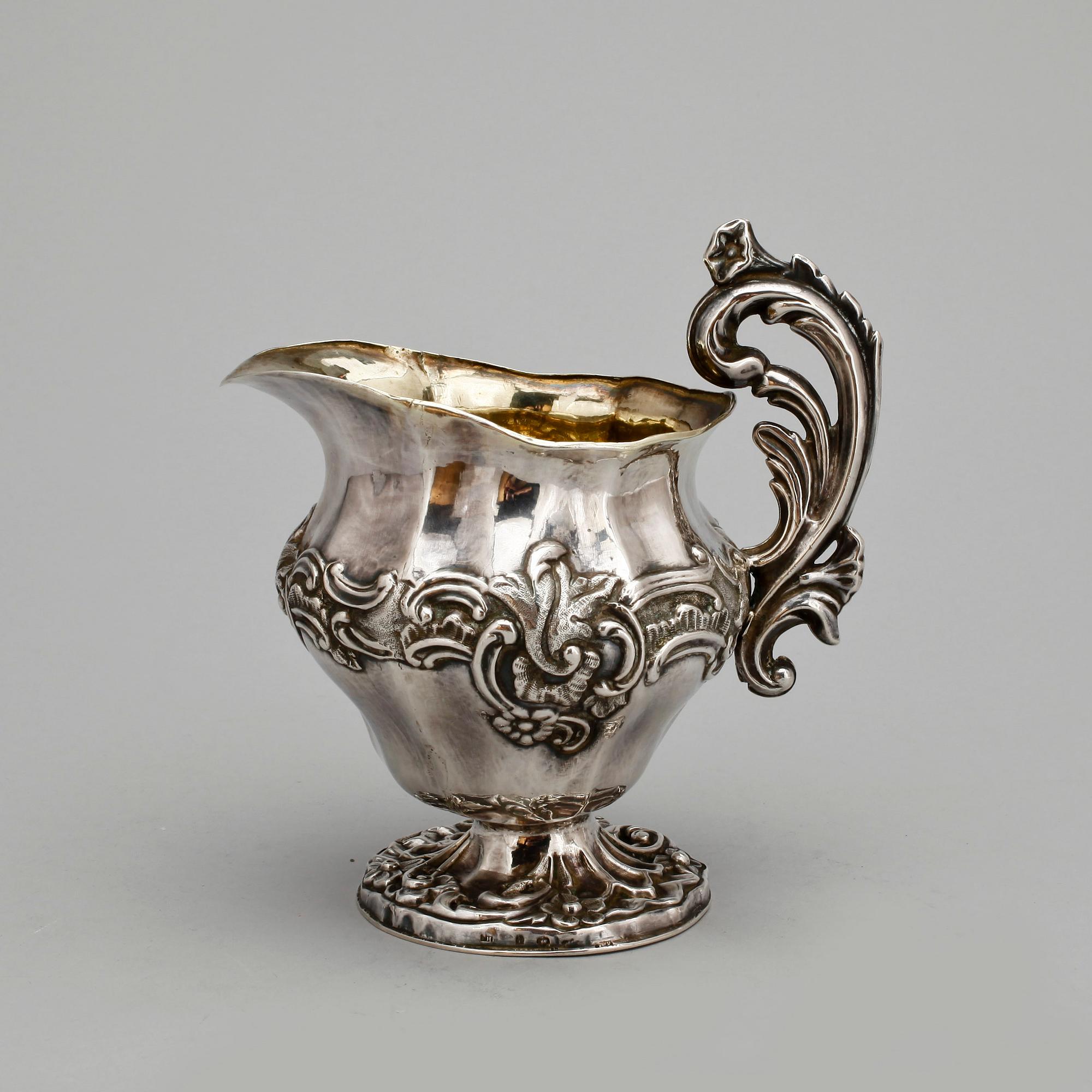 GRÄDDKANNA, silver, nyrokoko, Frans Holm, verksam 1849-1885 i Vadstena. Vikt ca 185 gram.