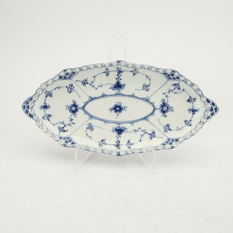A dinner service 44 pcs "Musselmalet" mostly helblonde Royal Copenhagen Denmark 1960s.