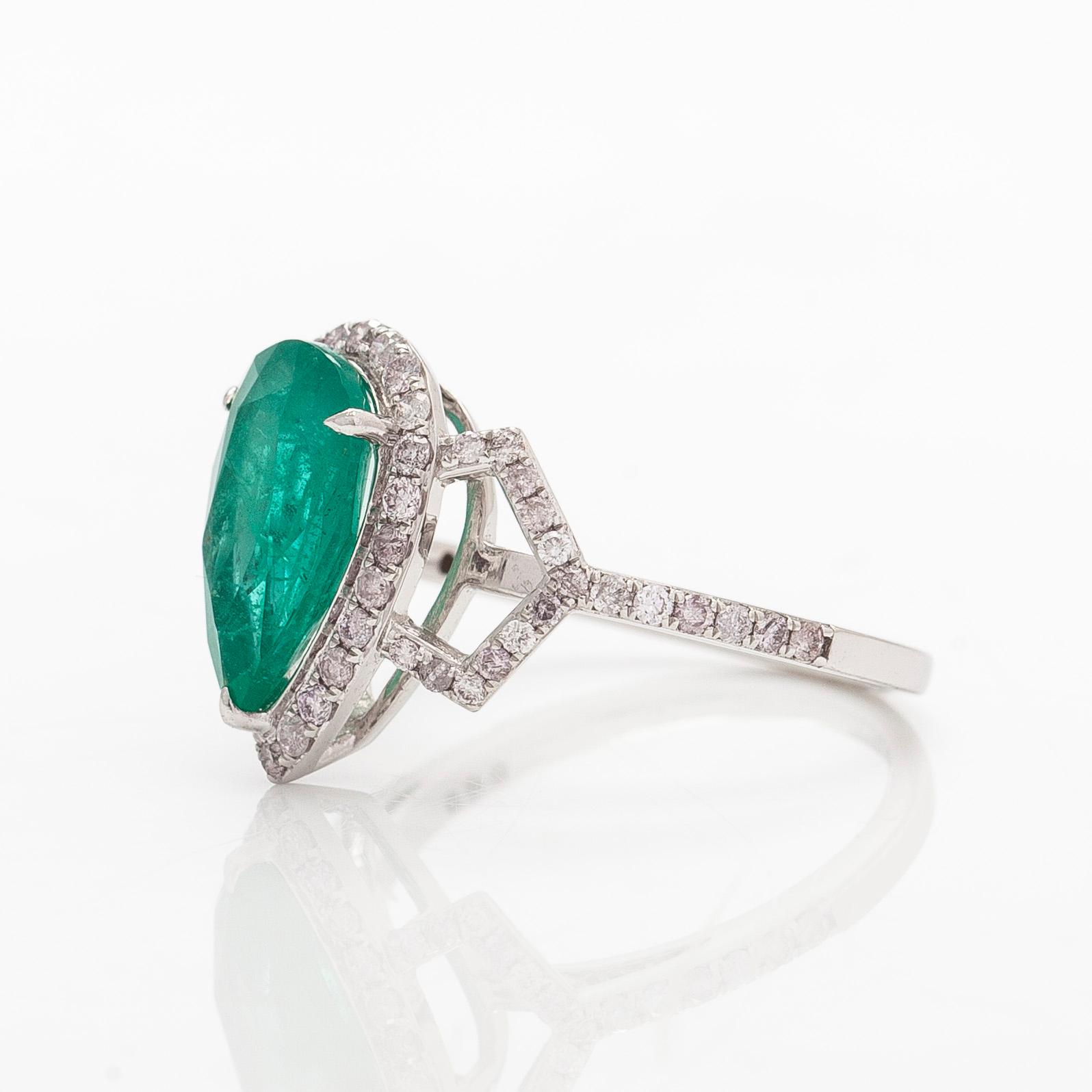 Sormus, 14K valkokultaa, pisaranmuotoinen smaragdi ja timantteja.