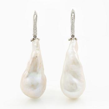 A pair of earrings in 18K gold with cultured baroque freshwater pearls and round brilliant-cut diamonds.