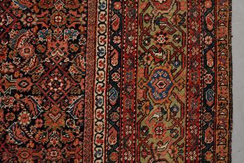 A carpet, an antique Feraghan, ca 579,5 x 234,5 cm.