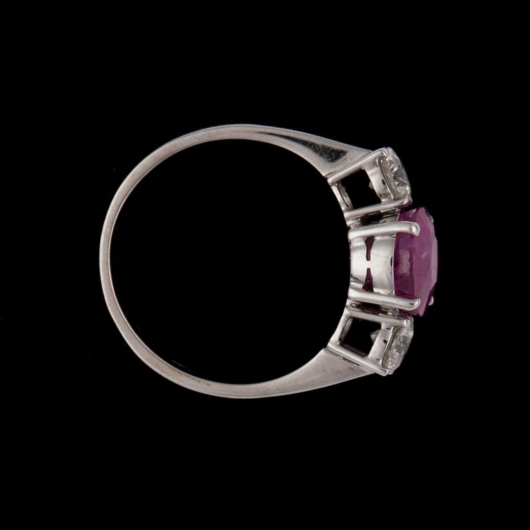 A Burmese ruby ring, 3.48 cts set with brilliant cut diamonds, tot. 0.85 ct.