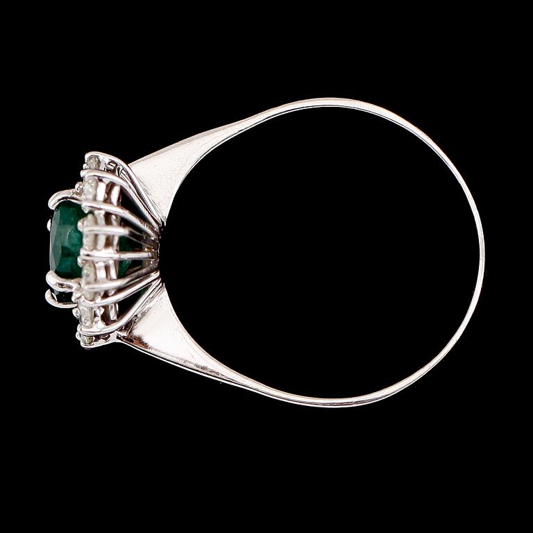 RING, 18 k vitguld, smaragd och briljantslipade diamanter. Vikt 4,5 g.