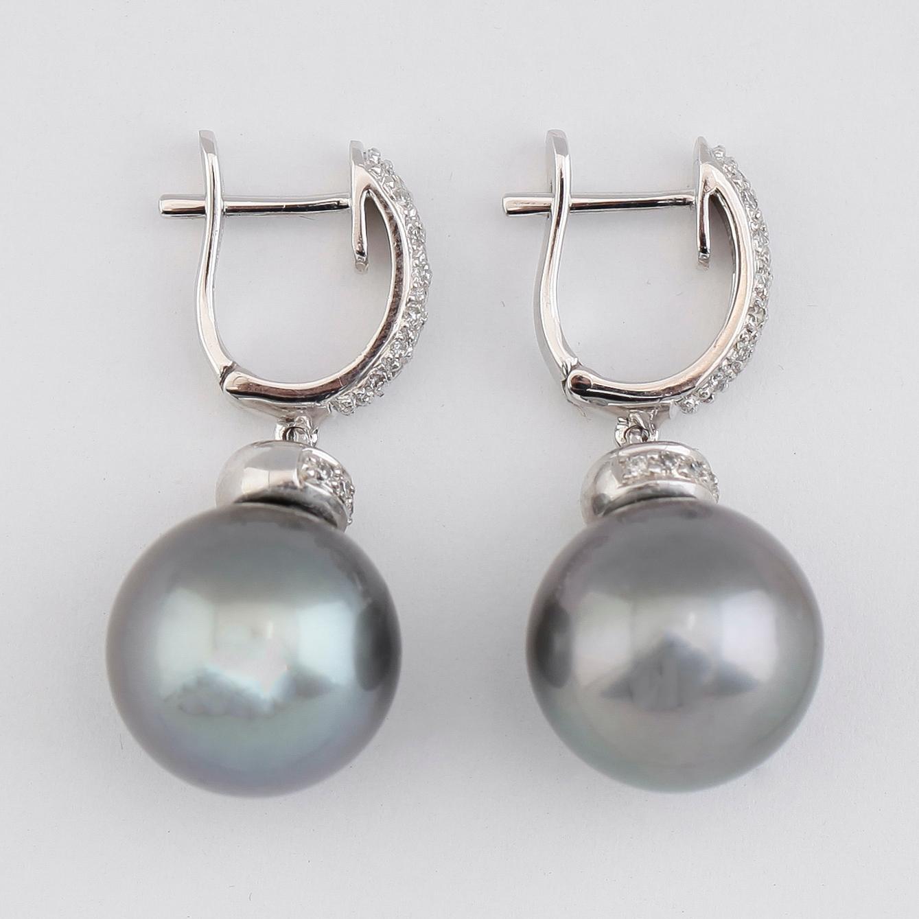 ÖRHÄNGEN, 14K vitguld, tahitipärlor och diamanter tot ca 0.28 ct. Vikt ca 8 g.