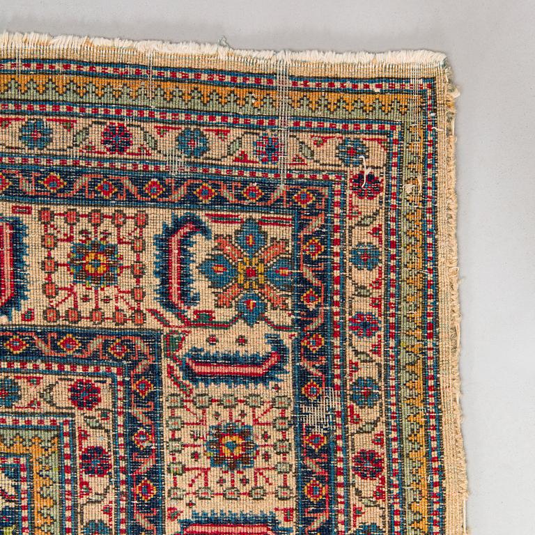 An old/semiantique Täbriz rug, 281 x 198 cm.