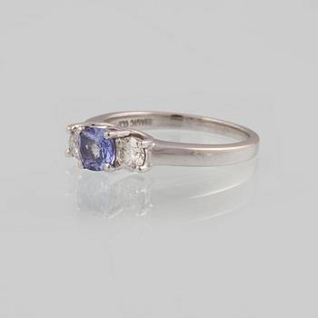RING, 14K vitguld och platina med fasettslipad tanzanit samt 2 briljantslipade diamanter ca 0.50 ct. Vikt 4,1 gram.