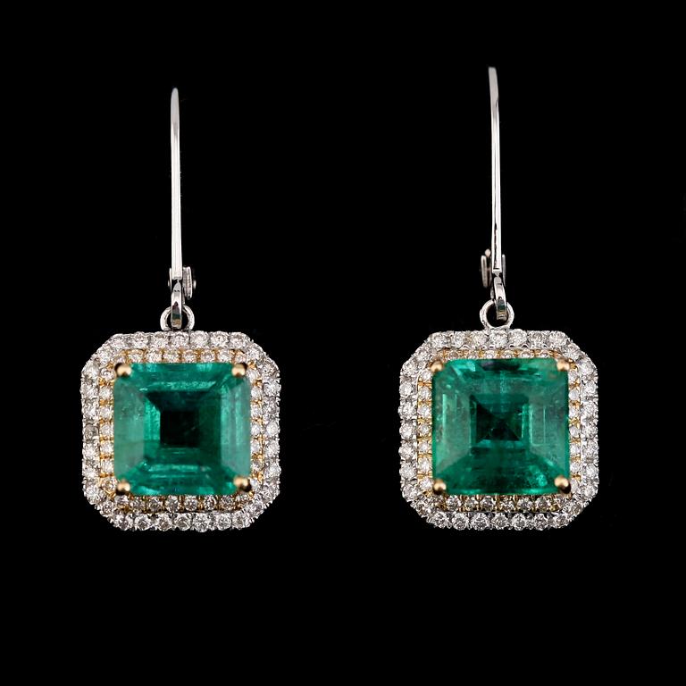 ÖRHÄNGEN, 1 par, 18K vit/gult guld, diamanter tot ca 0.40 ct, smaragder tot ca 4.00 ct.