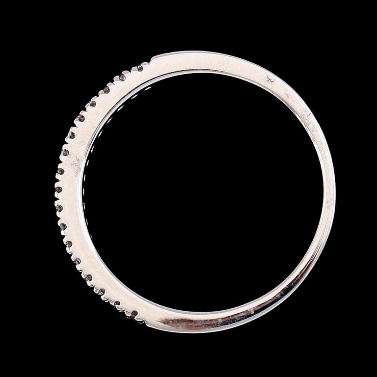 RING, 14K vitguld, briljantslipade diamanter tot ca 0.20 ct. Vikt ca 2 g.