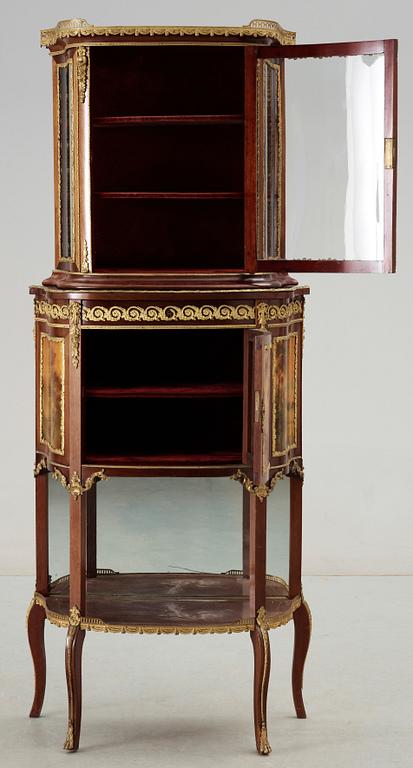 VITRINSKÅP, Louis XVI stil, 1900-talets första hälft.