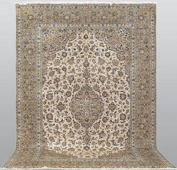 A Kashan carpet, ca 349 x 243 cm.